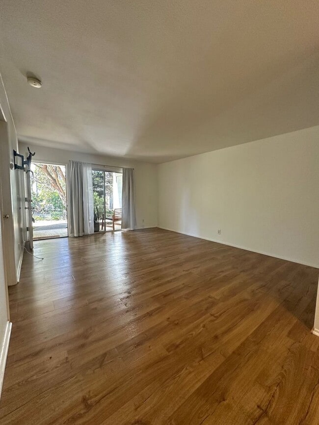Building Photo - Rarely available 1 bedroom, 1 bathroom Con...
