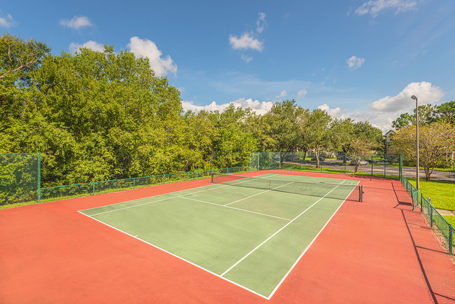 Cancha de tenis iluminada - Versant Place Apartments