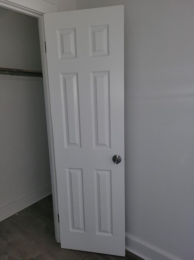 Building Photo - Great remodeled one bedroom apartment