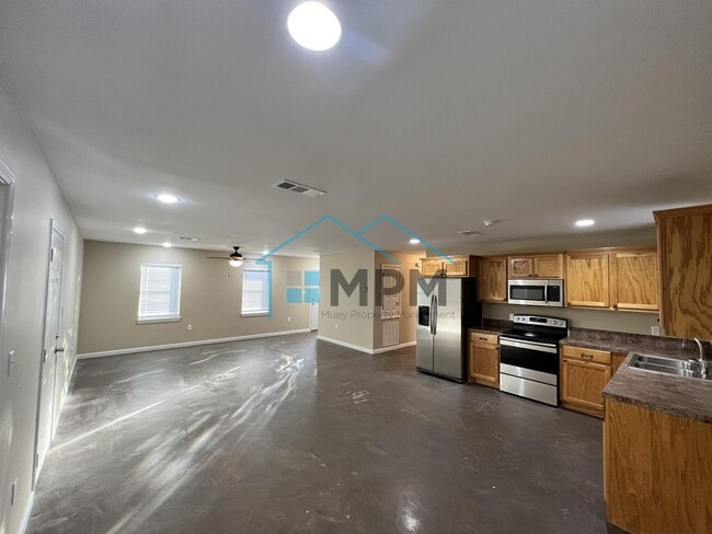 Building Photo - 111 Falcon Dr
