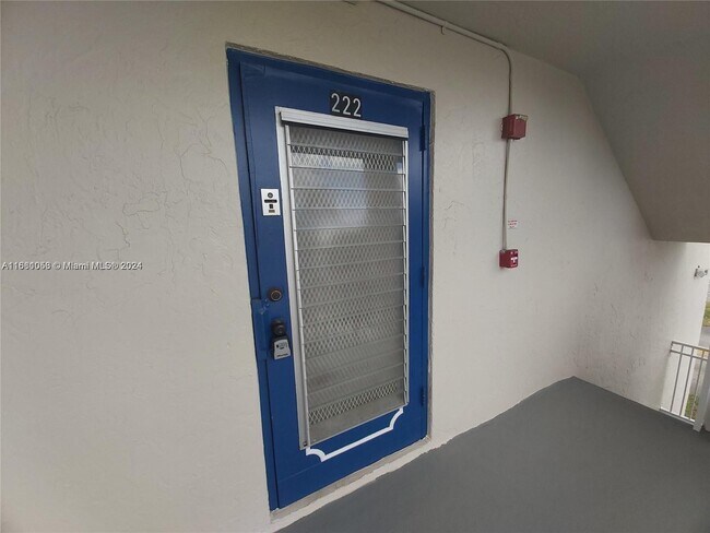 Building Photo - 2960 Riverside Dr