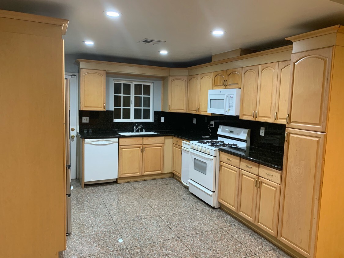 4786 Topanga Canyon Blvd, Los Angeles, CA 91364 Townhouse for Rent in