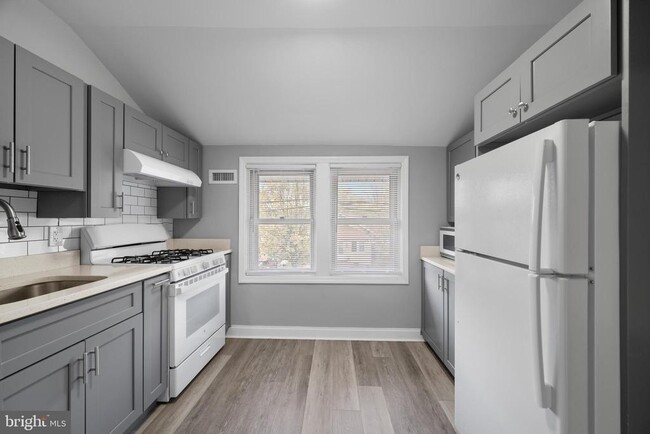 Building Photo - 28 E Holly Ave