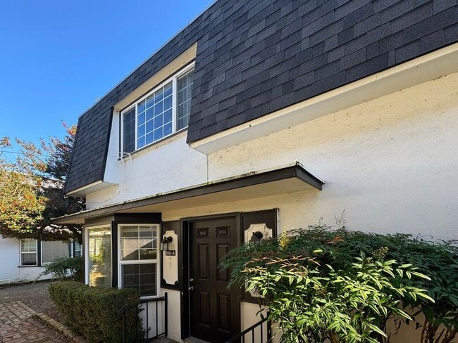 Building Photo - 1117 W 6th Ave