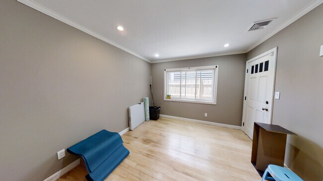Foto del edificio - 329 W 4th St