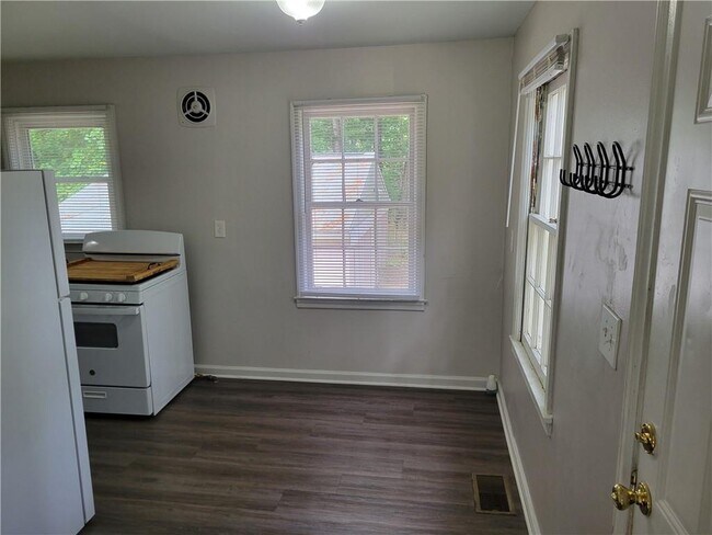 Building Photo - 3748 Clairmont Rd