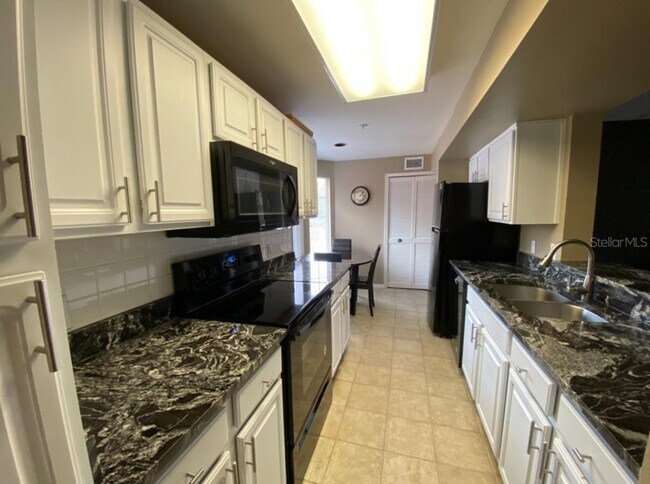 Foto del edificio - 421 Summit Ridge Pl