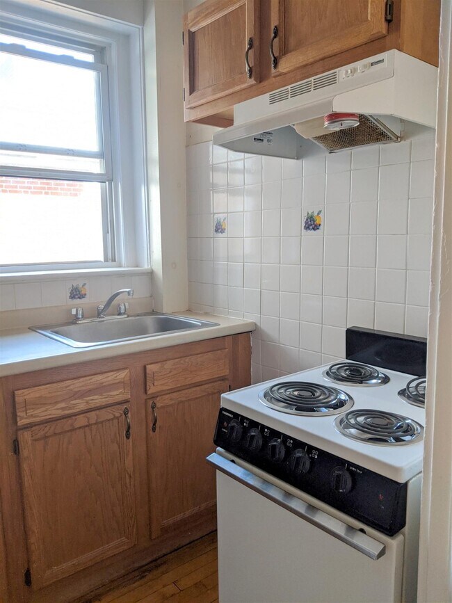 Building Photo - 15 Craigie St