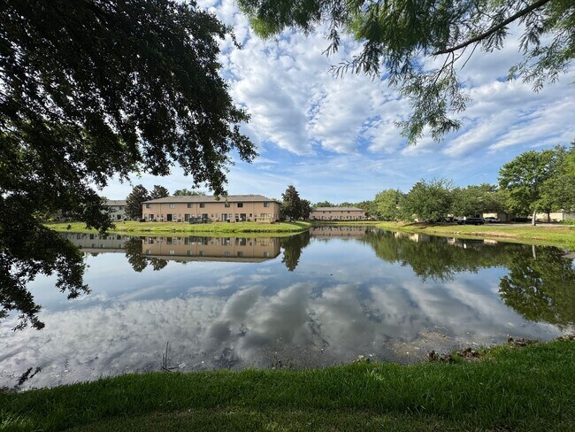 Foto del edificio - Available Now! Westside Timothy's Landing 2/2.5 Townhome with a 1-Car Garage