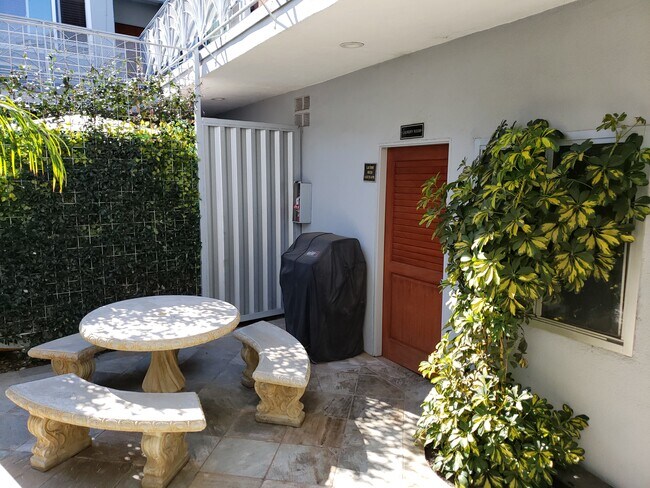 Foto del edificio - 4956 S Centinela Ave