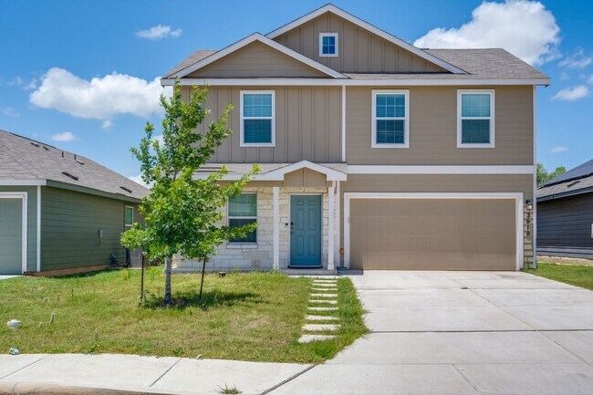 Foto del edificio - Beautiful 4- Bedroom Two Story w/Open Floo...