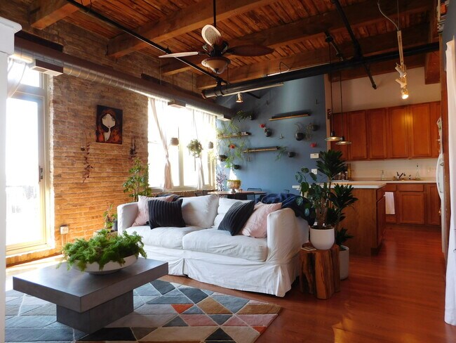 Building Photo - 1740 N Maplewood Ave
