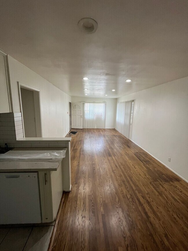 Foto del edificio - One bedroom condo with garage off Ocean Blvd.