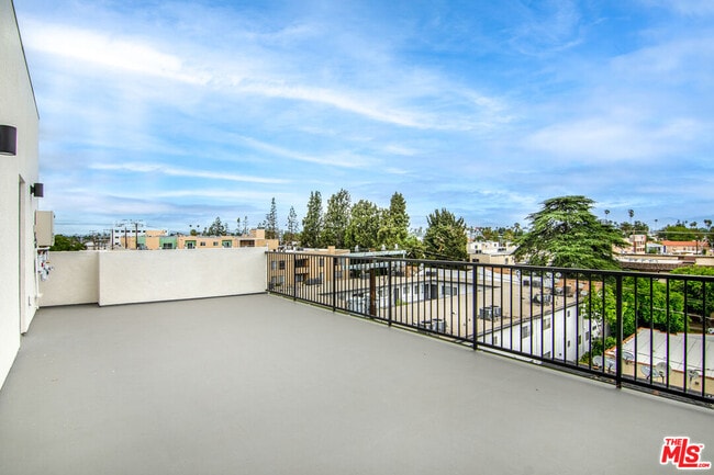 Foto del edificio - 14333 Sylvan St