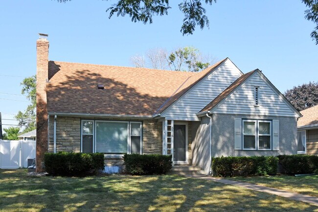 Building Photo - Beautiful 3-Bed 1-Bath Home Near Lake Nokomis!