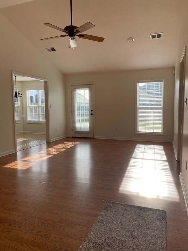 Building Photo - 3 Bed 2 Bath/2 Car Garage and Fenced in Yard!