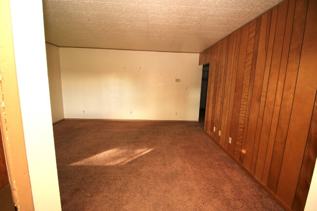 Building Photo - 723 S 16th Ave