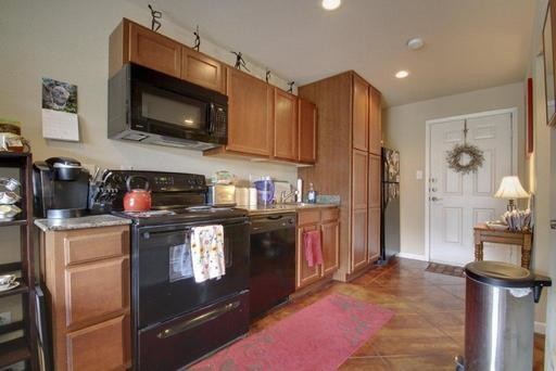 Building Photo - 301 W 38th St