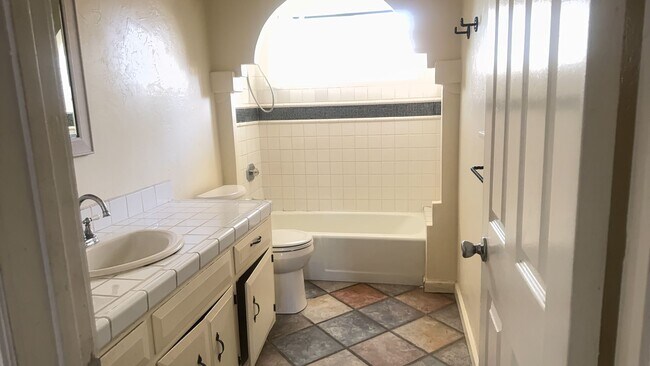 Foto del edificio - Charming 2bd 1bth Duplex