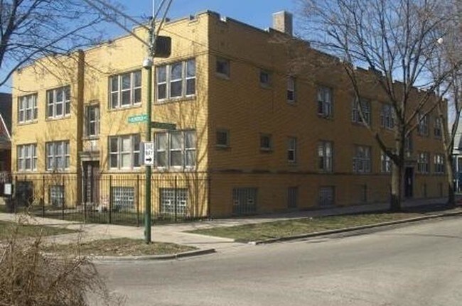 Foto del edificio - 2054 N Kilpatrick Ave