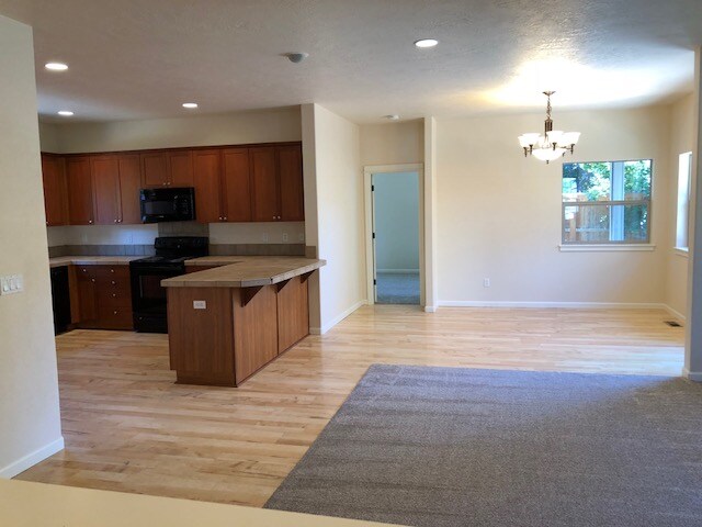 Building Photo - MOVE IN SPECIAL $500 off first month rent ...