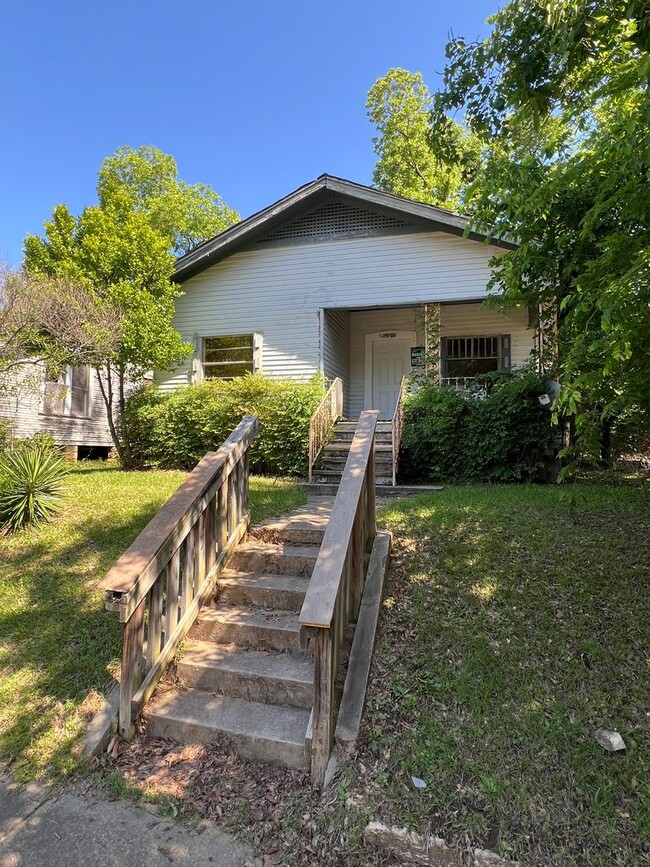 Building Photo - 2930 Stonewall St