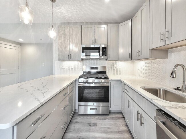 Foto del edificio - Giant 3 Bed in Roxbury for September 1st - Washer and Dryer in Unit