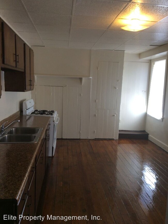 Building Photo - 3 br, 1 bath House - 130 E. College Ave.
