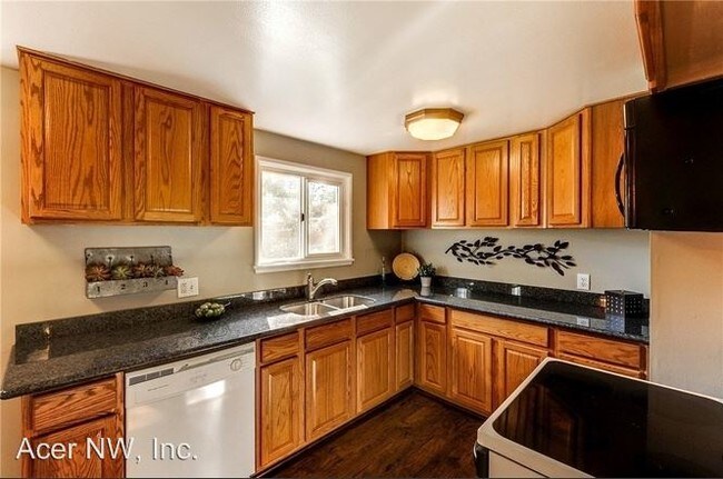 Building Photo - 4 br, 1 bath House - 115 N 183rd St