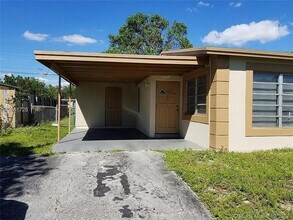 Building Photo - 2711 NW 16th Ct