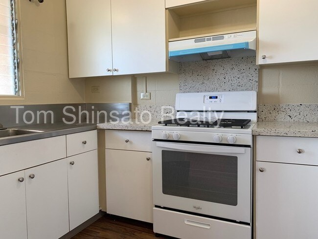 Building Photo - Ground floor one bed on Liliha Street!