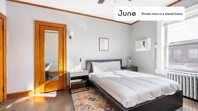 Building Photo - Private bedroom in 4 bed/2 bath Home