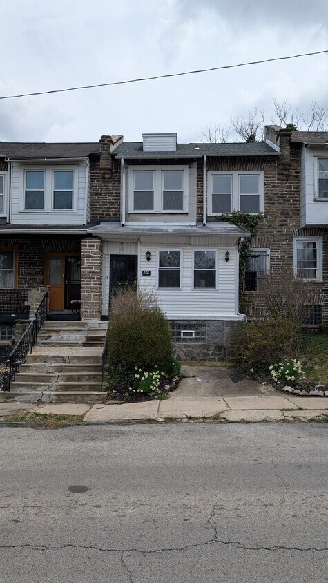 Primary Photo - 228 E Queen Ln