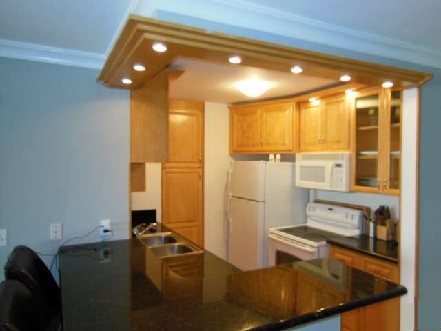 Kitchen - 8640 Gulana Ave