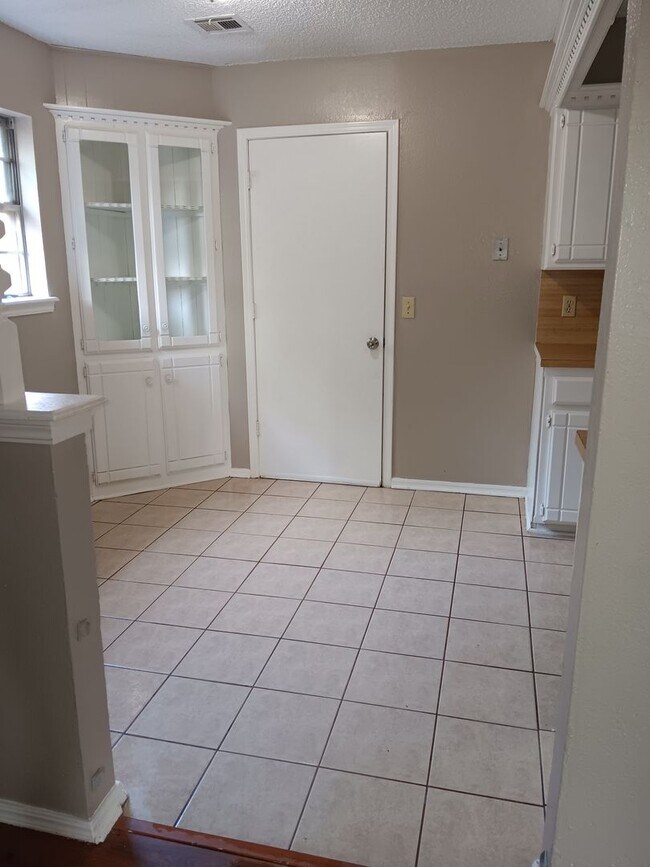 Foto del edificio - Spacious 5-Bedroom Home with Fresh Modern Updates in Midwest City