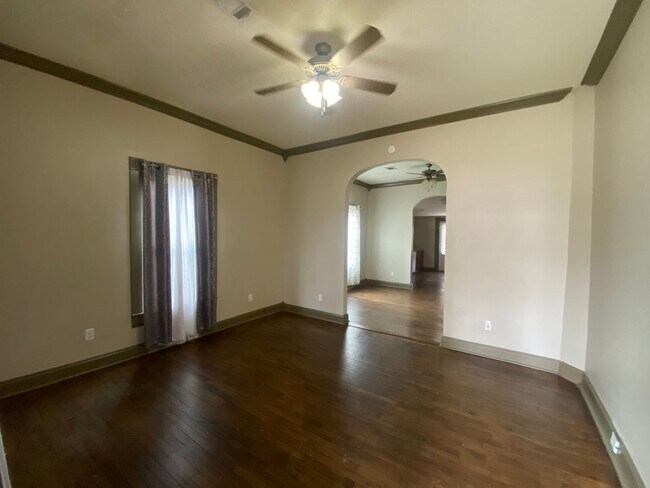 Building Photo - Charming 2bed/2bath Home