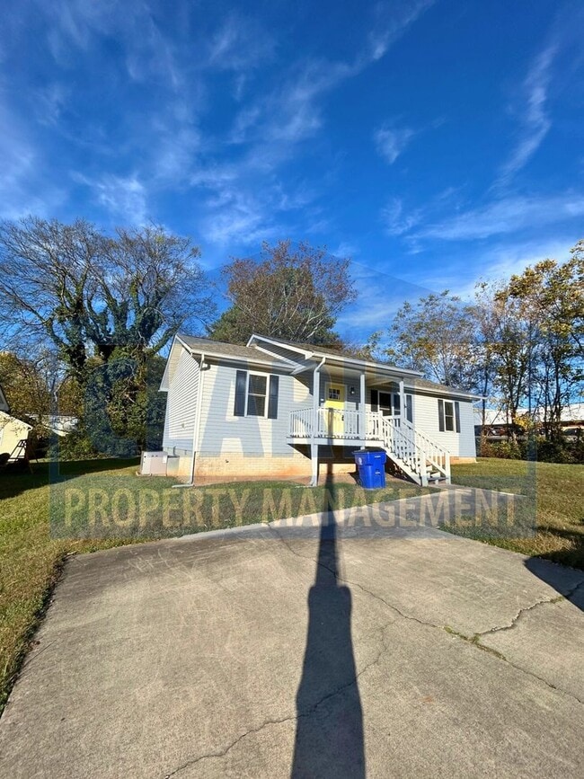 Building Photo - *HOLIDAY SPECIAL!* $400 OFF DECEMBER'S RENT!*