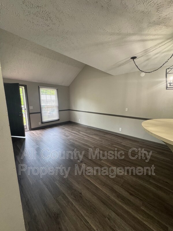 Foto del edificio - 3214 Lakeford Dr