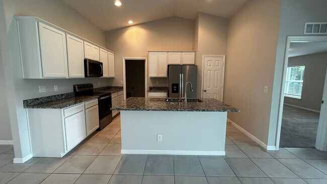 Foto del edificio - 4 Bed, 2 Bath Available Now in NW Cape Coral