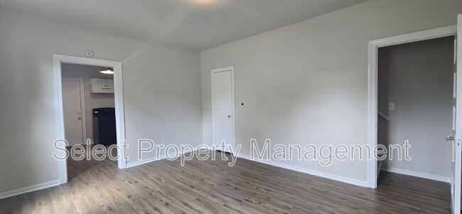 Building Photo - 2152 Fox Ave