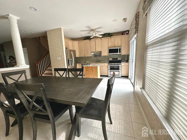 Building Photo - 1304 Dahlia Cir