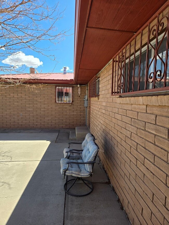 Building Photo - Spacious 3- Bedroom 3-Bathroom in Thoreau