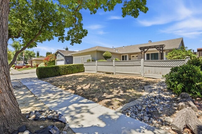 Photo - 663 Albion Dr House