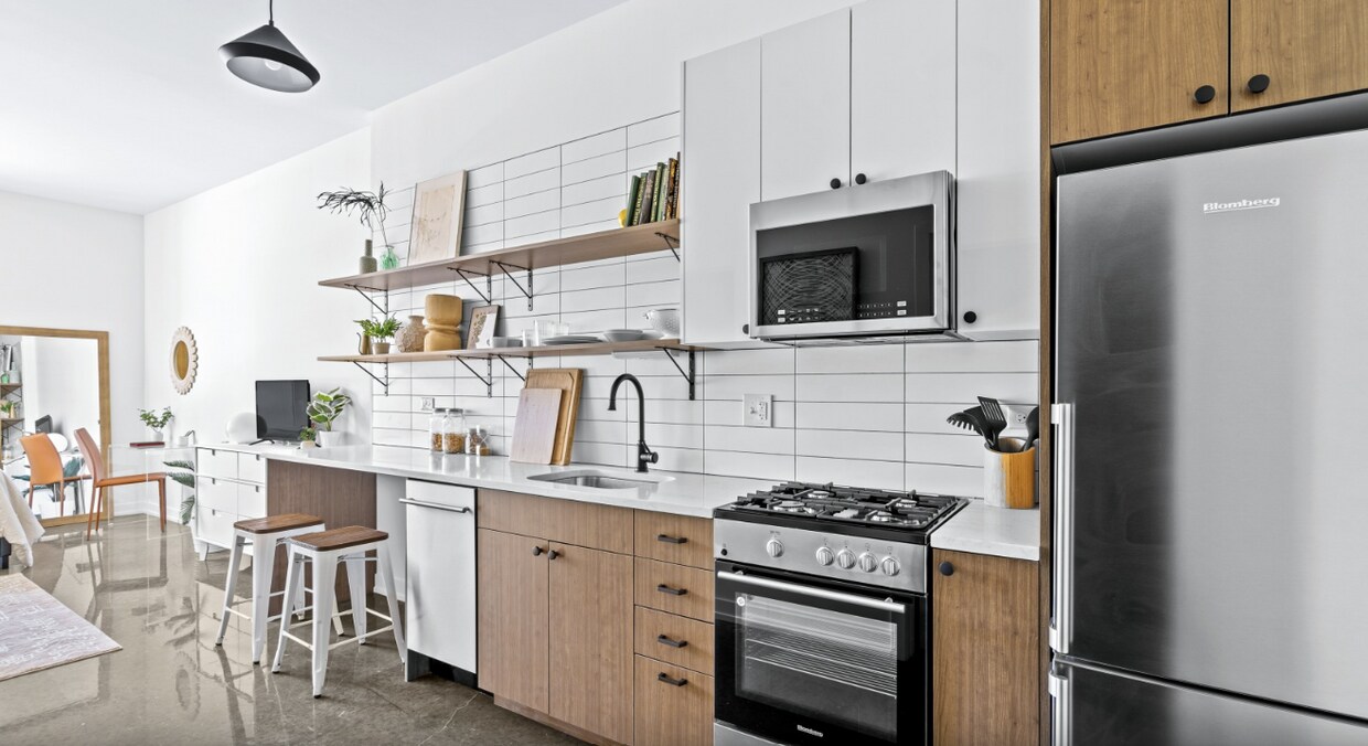 Primary Photo - 1153 W Winona St