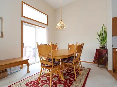 Foto del edificio - Bright and spacious end unit townhome in A...