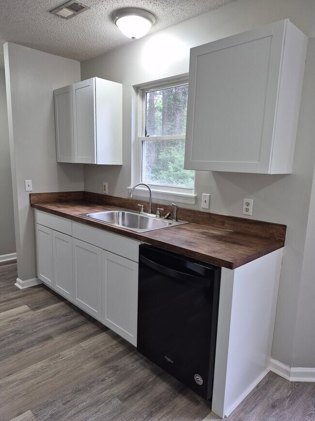 Foto del edificio - NEW LISTING!