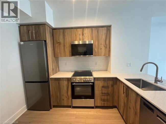 Building Photo - 25 Wellington St S