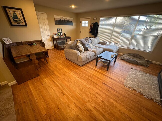 Building Photo - Charming 3 Bed 2 bath house