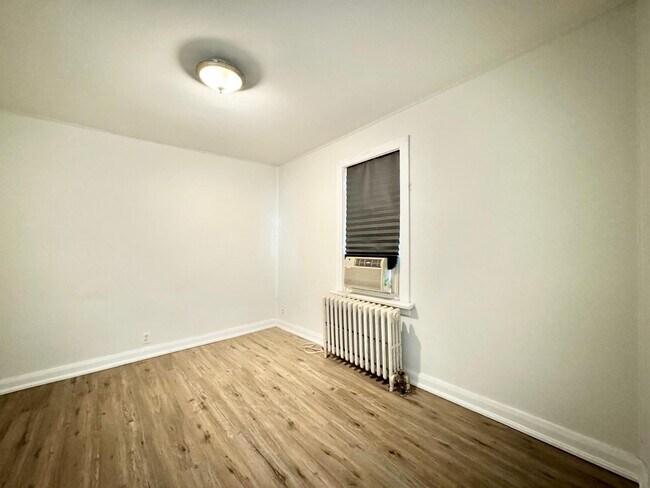 Building Photo - 6 Chestnut St E