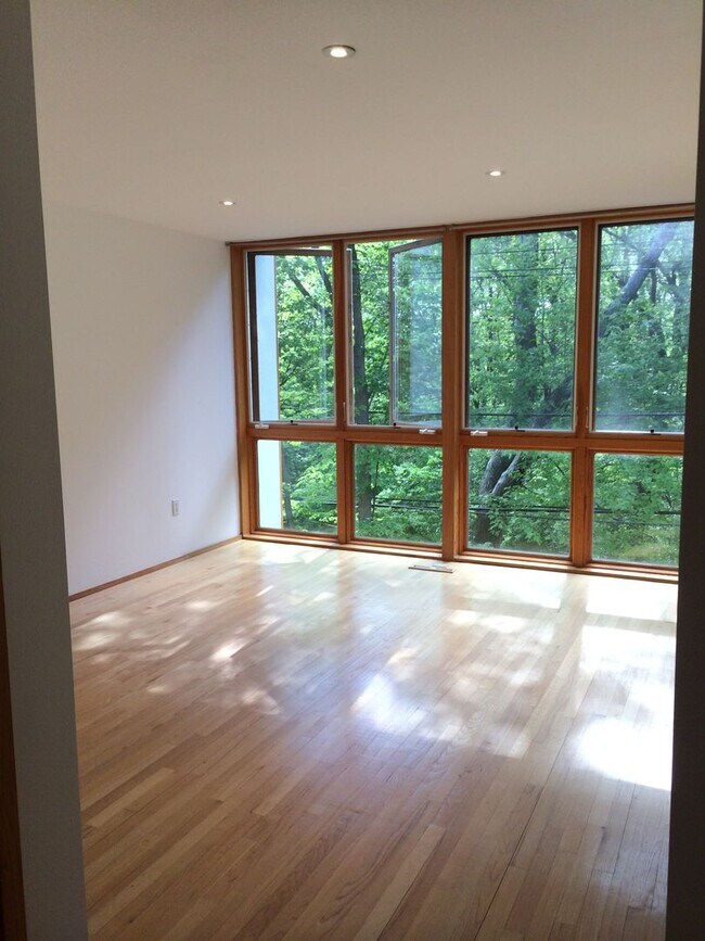 Building Photo - Welcome Home to Your Dream House in Glendale!